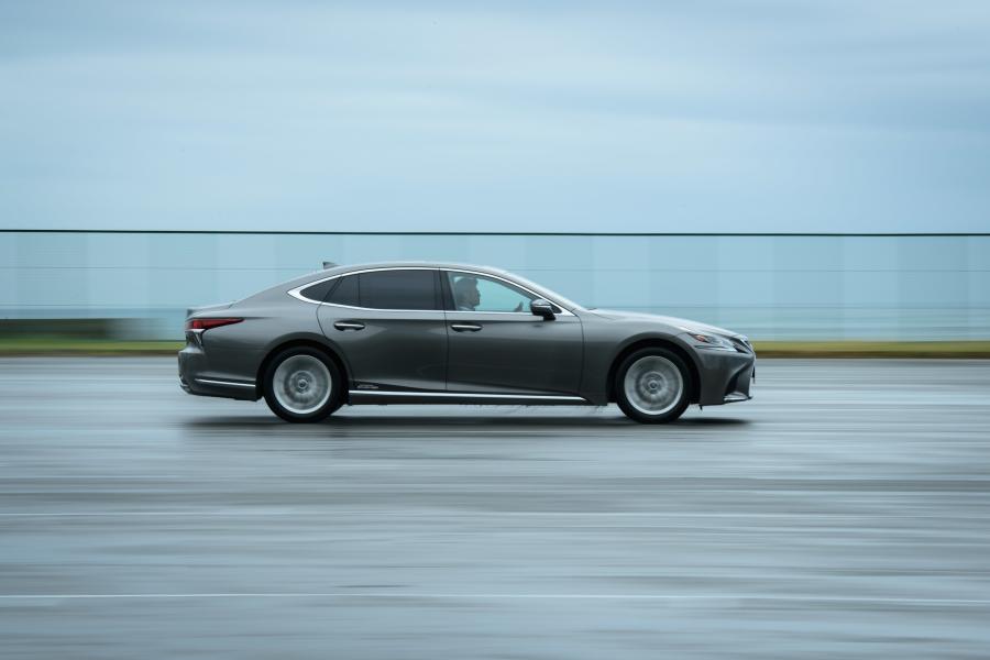  Lexus LS500h 2017 года  (JP) (фото 19 из 35)